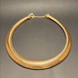 Elegant Gold Tone Ribbed Collar Necklace